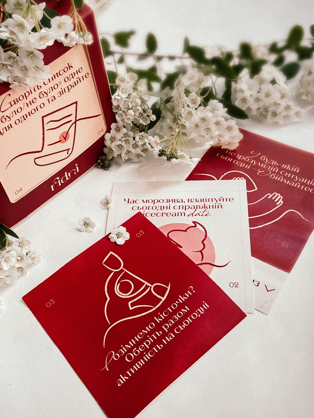 Затишна карткова гра Lovely Match у руках закоханих біля новорічної ялинки