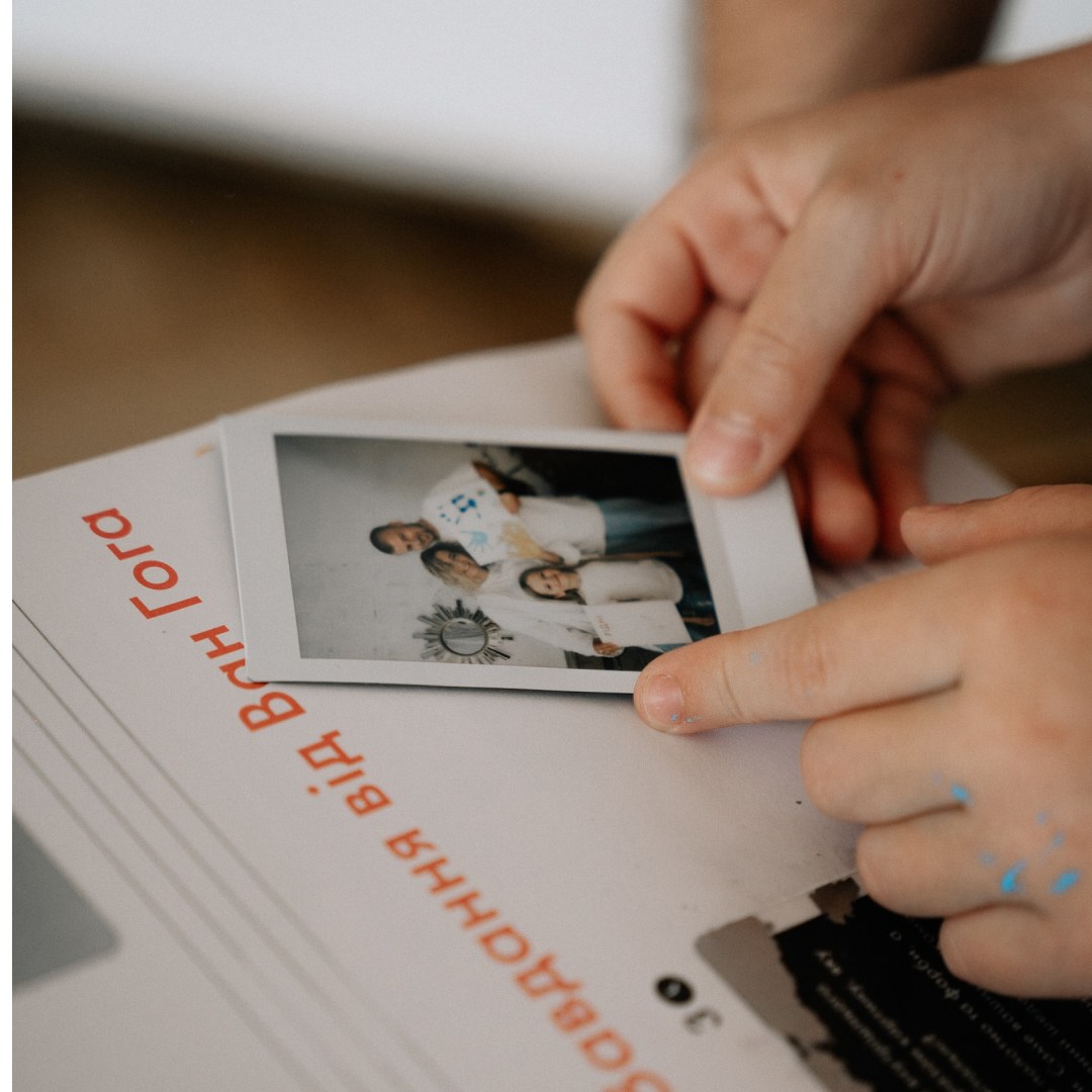 Вклеювання сімейного фото Polaroid у родинну книгу РІДНІ